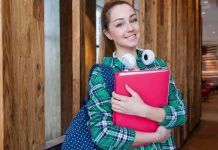 What Is the Best Essay Writing Service for College Students? 2 A college student.