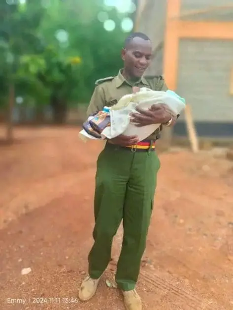 This is Inspector Felix Otieno Omollo of Chiakariga Police station,Tharaka nithi.He is trying to calm the little Angel whose mother is sitting for kcse exam this year.