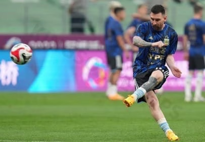 Is it true that left-footed footballers are more sought after? 1 A left footed footballer.