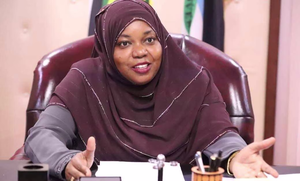 Governor Fatima Achani urges Parents and Clergy to resolve Parenting Crisis 1 𝐊𝐰𝐚𝐥𝐞 𝐆𝐨𝐯𝐞𝐫𝐧𝐨𝐫 𝐅𝐚𝐭𝐮𝐦𝐚 𝐀𝐜𝐡𝐚𝐧𝐢 (Pictured) 𝐡𝐚𝐬 𝐢𝐦𝐩𝐥𝐨𝐫𝐞𝐝 𝐩𝐚𝐫𝐞𝐧𝐭𝐬 𝐚𝐧𝐝 𝐫𝐞𝐥𝐢𝐠𝐢𝐨𝐮𝐬 𝐥𝐞𝐚𝐝𝐞𝐫𝐬 𝐭𝐨 𝐭𝐚𝐤𝐞 𝐚𝐜𝐭𝐢𝐨𝐧 𝐭𝐨 𝐚𝐝𝐝𝐫𝐞𝐬𝐬 𝐭𝐡𝐞 𝐩𝐚𝐫𝐞𝐧𝐭𝐢𝐧𝐠 𝐜𝐫𝐢𝐬𝐢𝐬 𝐭𝐡𝐚𝐭 𝐡𝐚𝐬 𝐫𝐞𝐬𝐮𝐥𝐭𝐞𝐝 𝐢𝐧 𝐚 𝐛𝐫𝐞𝐚𝐤𝐝𝐨𝐰𝐧 𝐨𝐟 𝐭𝐡𝐞 𝐬𝐨𝐜𝐢𝐚𝐥 𝐟𝐚𝐛𝐫𝐢𝐜.