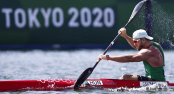 Why does the start sprint set the pace for the entire race in kayaking?