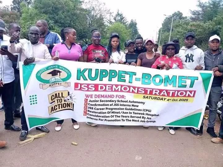 Juniour school teachers, JSS, participating in a apast strike.